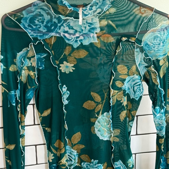 XS Free People long sleeve top. Great condition, only worn once. Beautiful color - Picture 6 of 6